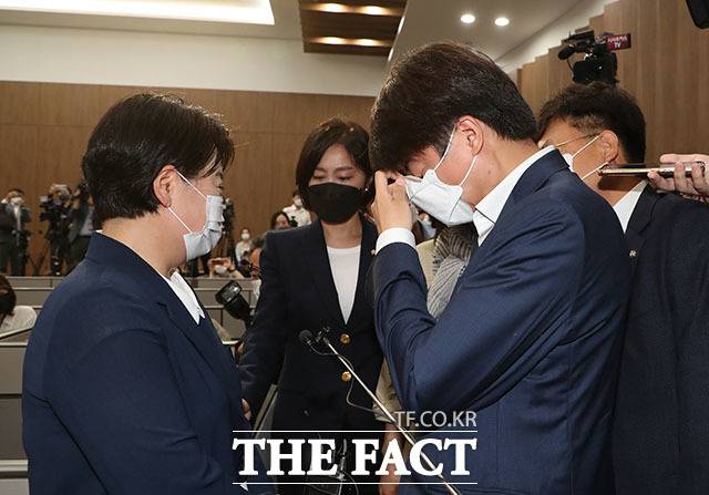 24일 이준석 국민의힘 대표가 의원직 사퇴를 발표한 윤희숙 의원을 찾아 윤 의원을 만류하며 눈물을 훔치고 있다. /국회=이선화 기자