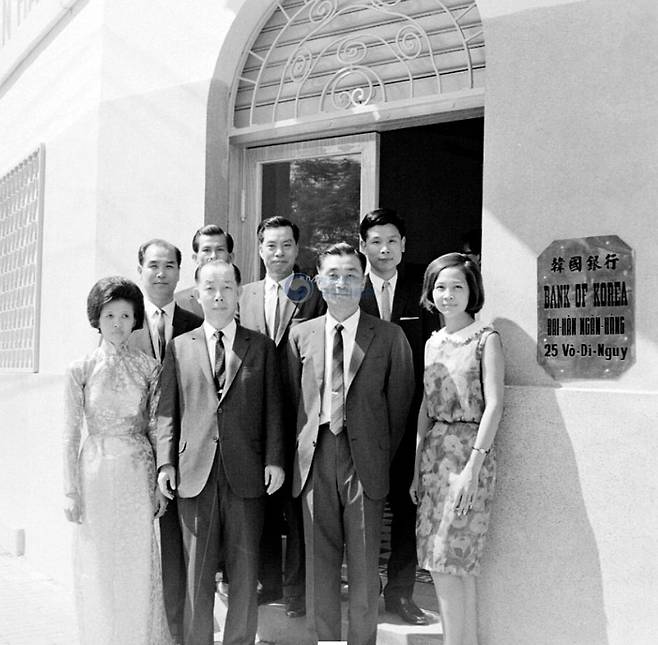 1966년 4월 11일 한국은행 사이공지점이 문을 열었다. 군인이나 은행원이나 목숨을 걸고 달러 벌이 하던 시절의, 사라진 기억이다. /국가기록원 아카이브 사진