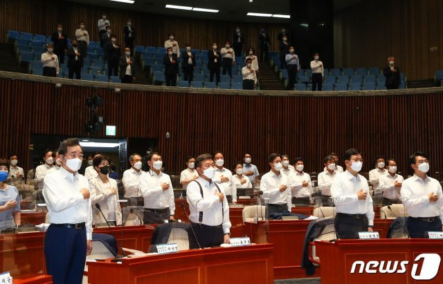 더불어민주당 송영길 대표와 대선 경선 후보 등 의원들이 26일 국회에서 열린 2021년 정기국회 대비 국회의원 워크숍에서 국민의례 하고 있다. 일부 의원들은 자리가 없어 방청석에 참석해 있다. 2021.8.26/뉴스1 (서울=뉴스1)