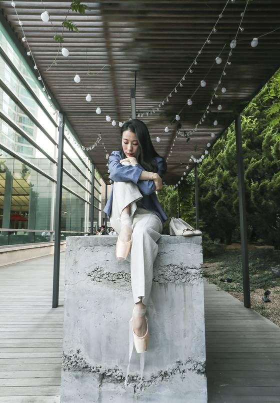 박세은 파리오페라 발레단 수석 무용수. 서울 양천구 현대백화점목동점 글라스하우스에서 방역 수칙을 지켜 촬영했다. 김성룡 기자