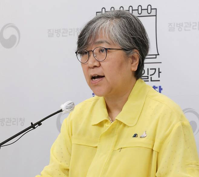 정은경 질병관리청장이 26일 코로나19 특집브리핑에서 백신 접종에 관해 설명하고 있다. 연합뉴스