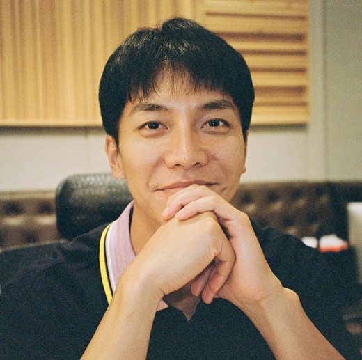 Singer and Actor Lee Seung-gis warm beauty is attracting attention.Yoon Jong Shin released a picture of Lee Seung-gi with a message Pilka character #14 Lee Seung-gi on his instagram on the afternoon of the 26th.The photo featured Lee Seung-gi, who was smiling softly, especially his charming dimples and handsome visuals, which he stole his gaze.The fans responded with a hot response, such as I wonder if you two are good duets, I feel heartbreaking from the moment I saw the picture, Its cool, I feel good, and Im handsome.Meanwhile, Lee Seung-gi admitted to dating actor dog-miri daughter Lee Da-in in May.