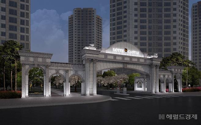 1999년 처음 등장한 롯데건설의 브랜드 아파트인 ‘롯데캐슬’은 이름에 걸맞게 문주 디자인도 유럽의 성을 연상시키는 디자인을 택했다. 하지만 시간이 지나면서 소비자들로부터 ‘올드하다’는 반응이 나오며 2015년 대대적인 리뉴얼을 거치게 됐다. 사진은 리브랜딩 과정을 거치기 전 문주의 초기 디자인 형태. [롯데건설 제공]