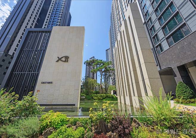 입식 문주 형태. 높이 10m 의 열주가 입구부터 단지 중앙으로 이끄는 역할을 한다. 서초그랑자이 문주. [GS건설 제공]