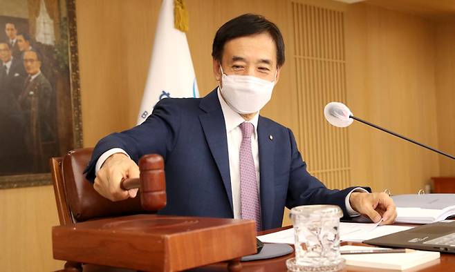 이주열 한국은행 총재가 26일 서울 중구 한국은행에서 열린 금융통화위원회 본회의에서 의사봉을 두드리고 있다. 한국은행 제공