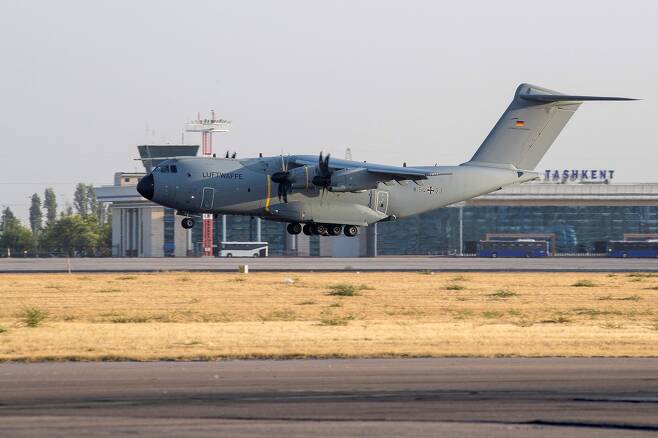 독일, 아프간 대피 위한 군 수송기 파견 - 아프가니스탄 카불에서 독일인과 아프간인 협력자 등을 대피시키기 위해 17일(현지시간) 우즈베키스탄 타슈켄트 공항에 착륙한 독일 공군의 에어버스 A400M 군 수송기. 2021.8.18 AFP 연합뉴스