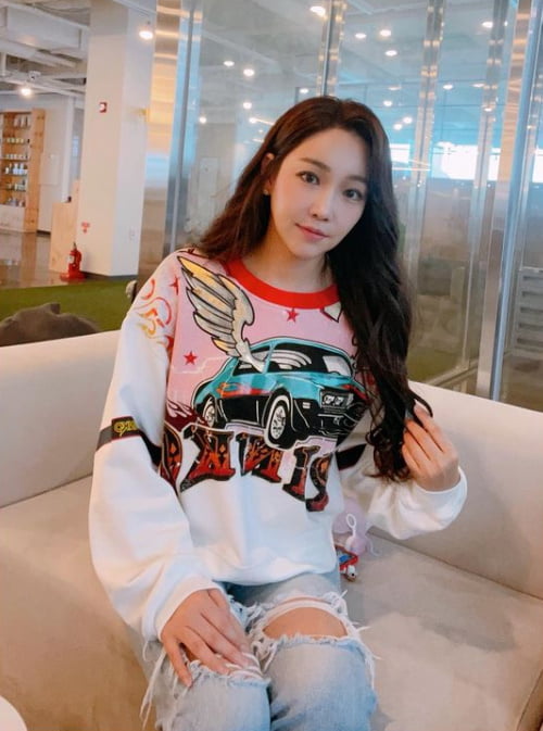 Actor Lee Yoo-ri has delivered a clean routine.Lee Yoo-ri posted two photos on his Instagram on the 26th with a hashtag called #Leeoo-ri # OOTD during shooting.Lee Yoo-ri in the open photo is staring at the camera wearing a colorful print man-to-man T-shirt and a torn Blue Jeans.Meanwhile, Lee Yoo-ri is appearing on the Channel A entertainment program Legend Music Classroom - Lala Land.Photo: Lee Yoo-ri SNS
