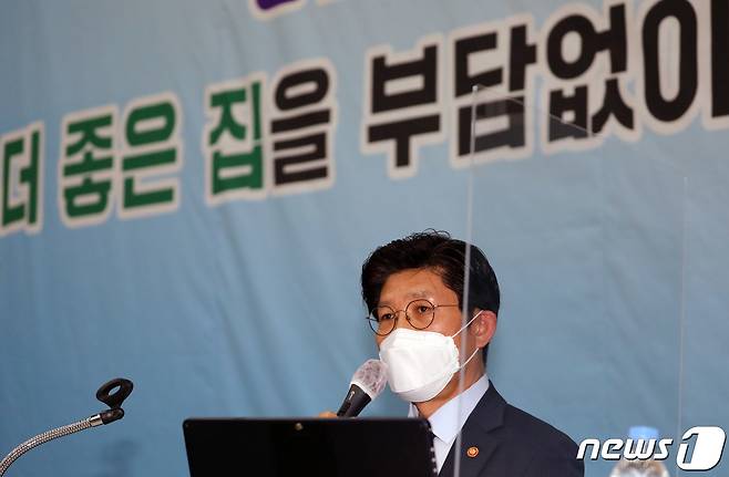 노형욱 국토교통부 장관이 지난 7월5일 세종시 어진동 정부세종컨벤션 센터에서 열린 출입기자단 간담회에서 인사말을 하고 있다. 2021.7.5/뉴스1 © News1 장수영 기자