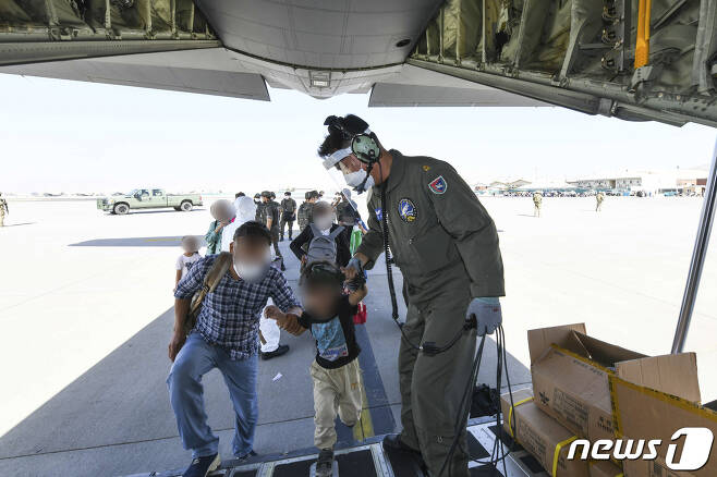 국내 이송이 결정된 아프가니스탄인과 가족들이 25일(현지시간) 카불공항에서 우리 공군 C-130J 수송기에 탑승하고 있다. (공군 제공) 2021.8.26/뉴스1