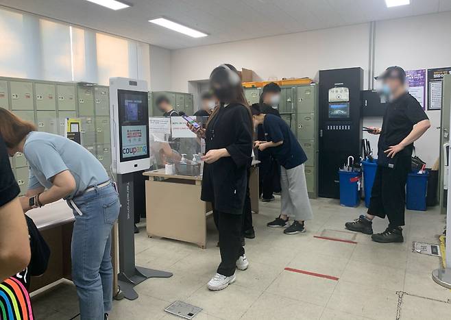 쿠팡서울물류센터 신규 사원 라커룸. 출근한 사원들은 이곳에서 쿠펀치 애플리케이션(앱)에서 출근을 체크하고, 휴대폰 등 소지품을 보관한 뒤 작업장으로 이동한다. /김은영 기자