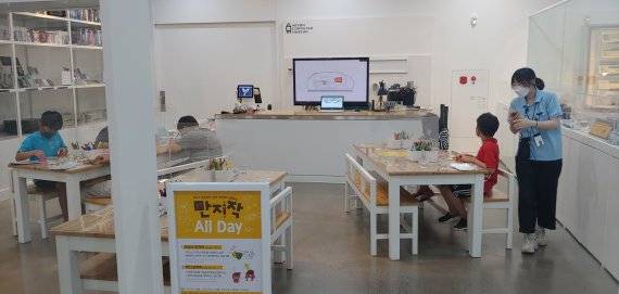 어린이들이 실제로 작동하는 나만의 마우스를 만들어보는 프로그램에 참여해 만들고 있다. 사진=김만기 기자