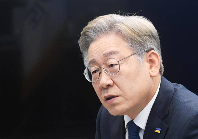 이재명 경기지사는 중간착취 근절 방안으로 임금 전용계좌 도입, 파견 수수료 가이드라인 설정 등이 필요하다고 밝혔다. 배우한 기자