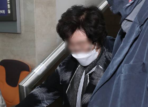 2020년 4월 조국 전 법무부 장관의 모친인 박정숙 웅동학원 이사장이 서울 서초구 서울중앙지방법원에서 특정경제범죄 가중처벌 등에 관한 법률 위반(배임) 등 혐의로 구속 기소된 조 전 장관의 동생 조권 씨에 대한 8차 공판에 증인 출석을 마치고 나오고 있다. [뉴스1]