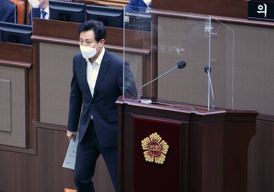 오세훈 서울시장이 27일 오후 서울 중구 서울시의회에서 열린 제302회 임시회에 참석해 2차 추가경정예산 시정연설을 준비하고 있다. 뉴스1