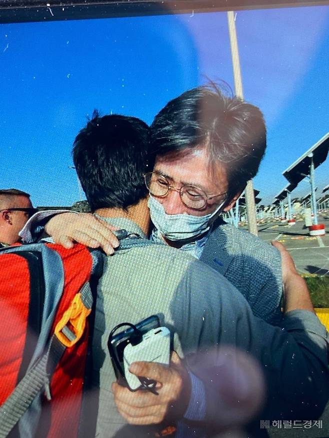 한국 정부를 도운 아프간인들이 카불공항에 도착하자 감격의 포옹을 나누고 있는 김일응 공사참사관. 김 공사참사관은 최태호 주아프가니스탄 대사와 함께 비상시 대피계획을 짠 것으로 알려졌다.