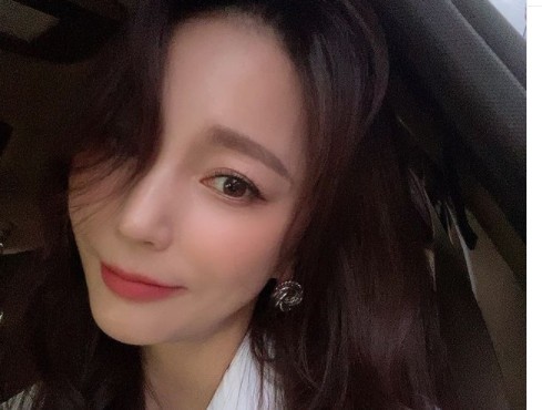Actor Ahn Hye-Kyung has revealed the recent trend of the charm of Autumn Goddess.Ahn Hye-Kyung said on his Instagram on the 27th, Feelings, which seems to have already come to Autumn after dyeing their hair deeply...I will shoot and eat meat and sleep. The photo shows Ahn Hye-Kyung, who has her hair dyed deeply, smiling at the camera.The fans admired the appearance of Ahn Hye-Kyung, who is revealing the charm of the atmosphere Goddess, saying, It is so beautiful, It is Wow Goddess, and It is a hair color.On the other hand, Ahn Hye-Kyung is meeting with fans through SBS entertainment Should Beating.