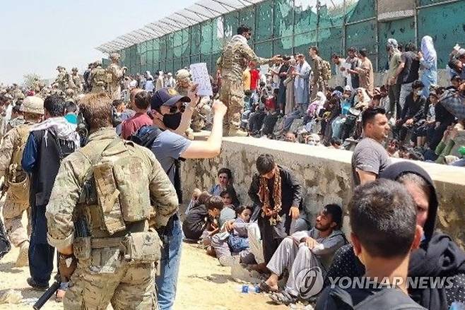 폭탄테러 발생 카불공항 게이트서 아프간인 찾는 외교관 2021년 8월 23일 카불공항 애비게이트 인근에서 한국 외교관이 '코리아'를 적은 종이를 들고 한국행 아프간인을 찾고 있다. 사흘 뒤 애비게이트 인근에서 이슬람국가(IS)의 자살폭탄테러가 발생해 100여명이 사망했다. [외교부 제공. 재판매 및 DB 금지]