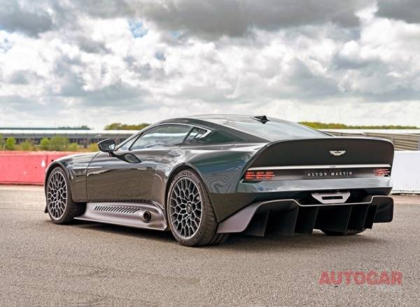 스타일링은 1977년 밴티지에서 영감을 얻었다. 엔진은 2009년 원-77에서 가져왔다