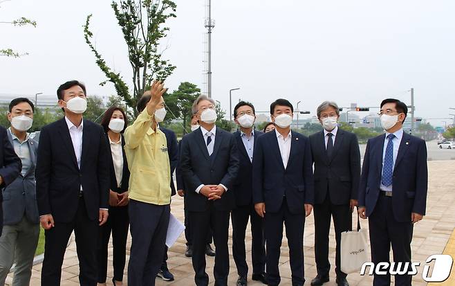 이재명 경기도지사가 전국 순회경선을 일주일 앞두고 28일 내포신도시내 충남도서관에서 기자간담회를 가졌다.© 뉴스1 최현구 기자