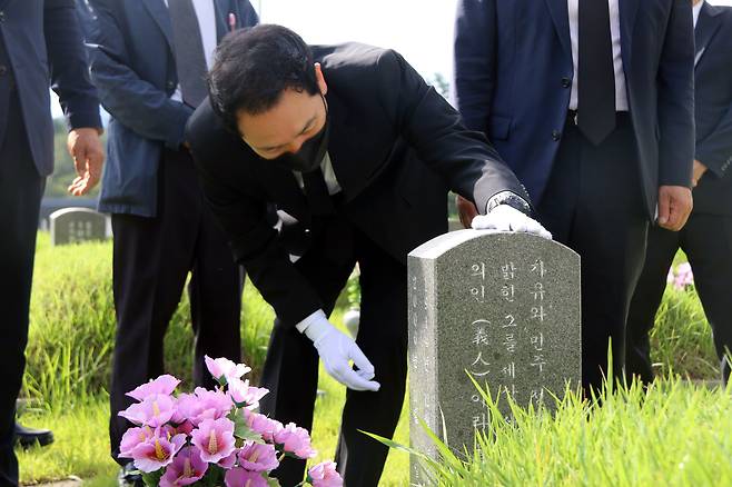 대선 출마를 선언한 국민의힘 장성민 전 의원이 28일 오전 광주 북구 운정동 국립 5·18민주묘지를 참배하고 있다. /연합뉴스