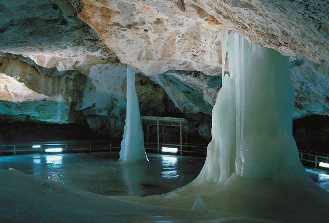 추운 기후대에는 항상 얼음이 언 동굴도 있다. 유럽 슬로바키아에 있는 얼음동굴. 우경식 제공
