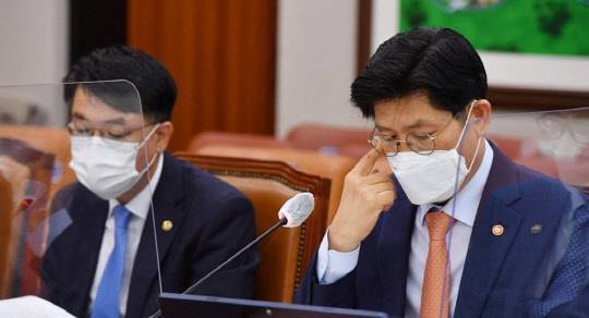 노형욱(오른쪽) 국토교통부 장관이 27일 오전 국회에서 열린 국토교통위원회 전체회의에서 회의자료를 살펴보고 있다. <연합뉴스>