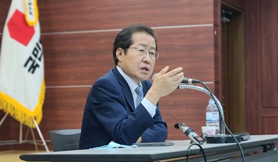 [천안=뉴시스] 이종익 기자 =국민의힘 대선주자인 홍준표 의원이 27일 오후 충남 천안의 국민의힘 충남도당 사무실에 열린 당원 간담회에서 인사말을 하고 있다. 2021.08.27. 007news@newsis.com /사진=뉴시스