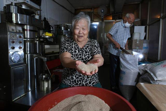 지난 11일 서울 종로구 해동기름집에서 김세추(왼쪽)씨와 박명주씨가 깨를 고르고 있다. 왕태석 선임기자