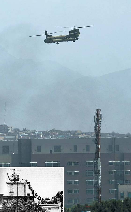 이슬람 무장세력 탈레반이 아프가니스탄 수도 카불을 포위한 8월 15일(현지시간) 미 대사관 직원 탈출을 위해 출동한 미군 치누크 헬기가 카불 상공을 비행하고 있다. 작은 사진은 1975년 4월 북베트남의 침공으로 남베트남 사이공이 함락되자 대사관에서 헬기로 탈출하는 미국인들의 모습. [AP=연합뉴스]