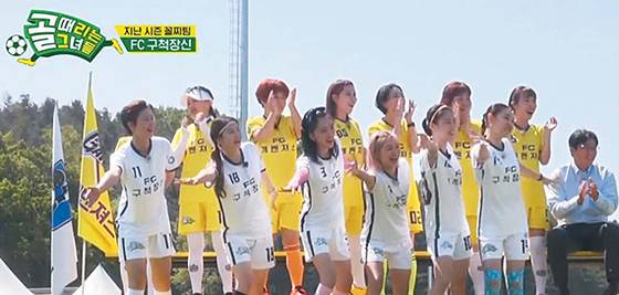 축구 예능 ‘골때리는 그녀들’에서 선전한 모델 팀 구척장신 선수단(흰색 유니폼). [SBS 화면 캡쳐]