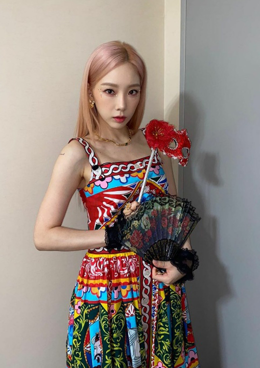 Taeyeon, a member of the group Girls Generation, showed her gorgeous Beautiful looks.Singer Taeyeon posted four photos on his SNS on the 28th and posted the phrase Today is # amazing Saturday.In the photo, Taeyeon poses with colorful dresses and props on the filming site of Amazing Saturday. Especially, fairy Beautiful looks and intense eyes are catching attention.Taeyeon recently made a comeback with her new song Weekend and is currently appearing on cable channel tvN Amazing Saturday.