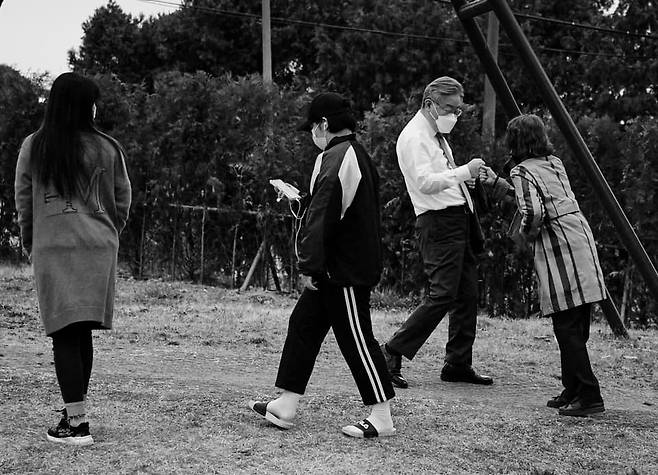 이재명 경기도 지사가 시민과 주먹인사를 나누고 있다. [이재명 페이스북]