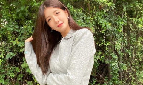 Actor Jung In-sun has revealed a recent trend full of innocence.Jung In-sun posted a picture on his Instagram on the 27th with an article entitled Her hair for a long time.In the photo, Jung In-sun poses with long straight hair. Jung In-sun, who shows off her simple yet innocent beauty, is admiring.Fans responded that they were good-looking and beautiful, really goddess, and cool.Meanwhile, Jung In-sun will meet with fans through SBS Drama I will be your night scheduled to air next year.Draws a sweet and bloody story of an idol star suffering from sleepwalking and a doctor who has to treat it.