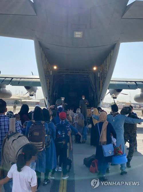 공군 수송기에 오르는 아프간 협력자들  (서울=연합뉴스) 한국 정부와 협력한 아프가니스탄인들이 국내 이송을 위해 카불 공항에 도착한 한국 공군 수송기에 오르고 있다. 2021.8.25 [외교부 제공. 재판매 및 DB 금지]