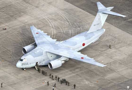 일본 사이타마현 이루마 공군기지에서 항공자위대 수송기 C-2에 탑승하는 자위대원들(사진=연합뉴스)