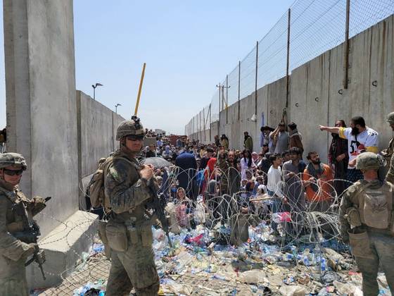 카불 공항에 아프가니스탄을 탈출하기 위한 인파가 모여 있다. 뉴스1