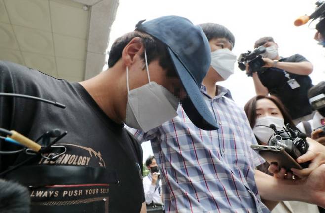 생후 20개월 된 여자아이를 학대해 숨지게 한 혐의를 받는 양모씨가 대전지법에서 구속 전 피의자 심문(영장실질심사)을 받기 위해 지난달 14일 오후 대전 서구 둔산경찰서를 나오고 있다. [연합]