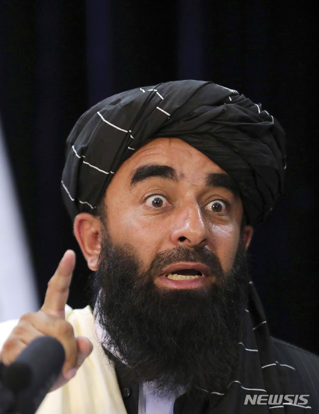 [카불=AP/뉴시스] 자비훌라 무자히드 탈레반 대변인이 17일(현지시간) 아프가니스탄 수도 카불에서 기자회견을 하고 있다. 무자히드 대변인은 탈레반은 내부나 외부의 적을 원치 않으며 아프간에 포괄적 정부를 구성해 안전 보장을 약속한다고 밝혔다. 2021.08.18.