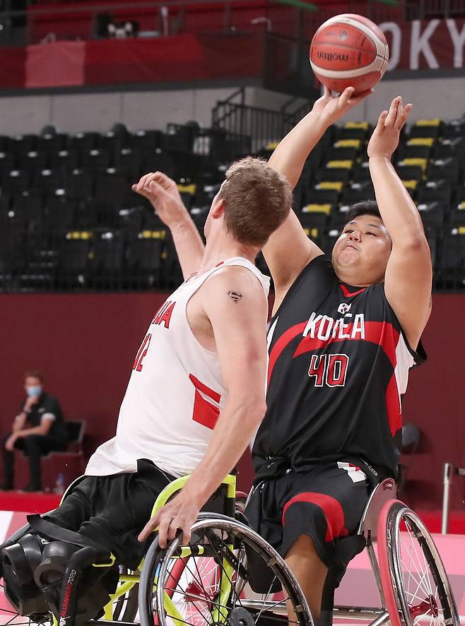 [서울=뉴시스] 홍효식 기자 = 29일 일본 도쿄 아리아케 아레나에서 열린 2020 도쿄 패럴림픽 휠체어농구 조별리그 A조 최종 5차전 캐나다와의 경기, 대한민국 김동현이 슛을 시도하고 있다. (사진=대한장애인체육회 제공) 2021.08.29. photo@newsis.com *재판매 및 DB 금지
