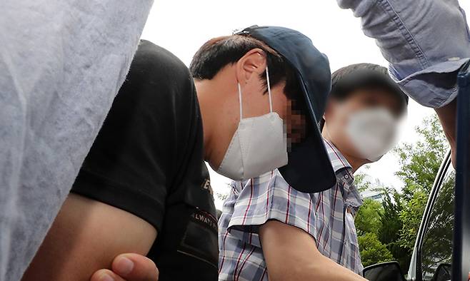 생후 20개월 된 딸을 학대하다 숨지게 한 혐의(아동학대살해)를 받는 A(29)씨가 대전지법에서 구속 전 피의자 심문(영장실질심사)을 받기 위해 지난 7월 14일 대전 서구 둔산경찰서를 나오고 있다. 연합뉴스