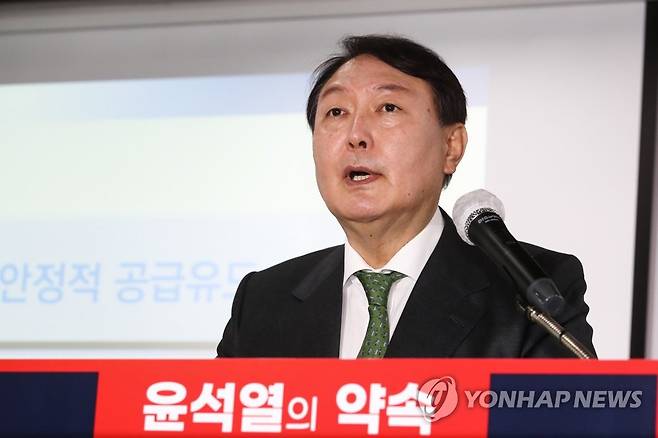 윤석열, 부동산 공약 발표 (서울=연합뉴스) 진성철 기자 = 국민의힘 대권주자인 윤석열 전 검찰총장이 29일 서울 여의도 중앙당사에서 부동산 정책 공약을 발표하고 있다.  2021.8.29 zjin@yna.co.kr