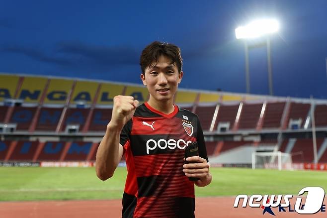 1일 오후(현지시간) 태국 방콕 라자망갈라스타디움에서 열린 2021 AFC 챔피언스리그 ACL G조 조별예선 포항 스틸러스와 조호르 다룰 탁짐(말레이시아)의 경기에서 골을 넣은 포항 강상우가 2:0 승리로 경기 종료 후 기뻐하고 있다.(한국프로축구연맹 제공) 2021.7.2/뉴스1