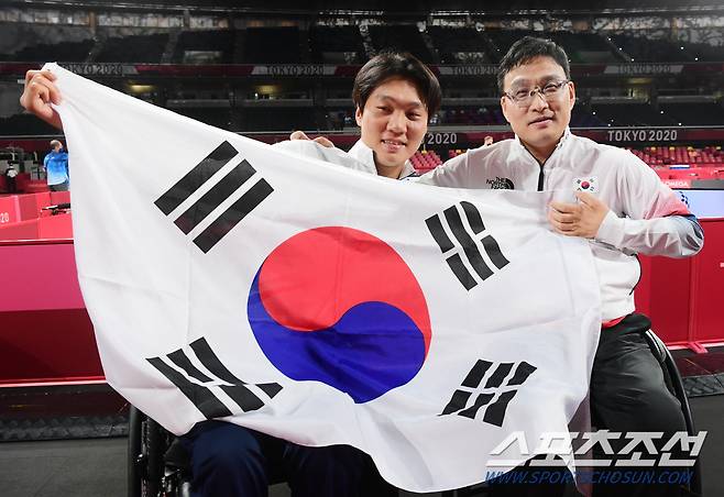 30일 일본 도쿄 메트로폴리탄 체육관에서 열린 2020 도쿄패럴림픽 탁구 남자 단식(스포츠 등급1) 결승전에서 대한민국 김현욱(왼쪽)과 주영대가 대결했다. 주영대가 승리하며 금메달을 차지했다. 김현욱과 주영대가 태극기를 함께 들고 기뻐하고 있다 . 도쿄(일본)=사진공동취재단/정재근 기자 cjg@sportschosun.com/2021.8.30/