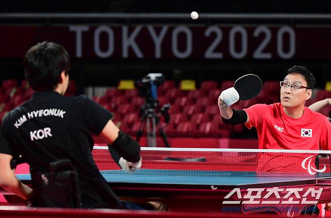 30일 일본 도쿄 메트로폴리탄 체육관에서 열린 2020 도쿄패럴림픽 탁구 남자 단식(스포츠 등급1) 결승전에서 대한민국 김현욱과 주영대가 대결하고 있다. 도쿄(일본)=사진공동취재단/정재근 기자 cjg@sportschosun.com/2021.8.30/