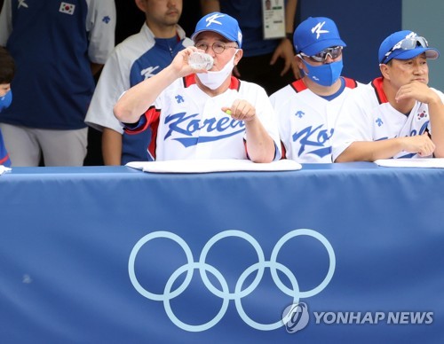 김경문 도쿄 올림픽 야구 대표팀 감독이 도미니카공화국과의 동메달 결정전에서 대표팀이 고전하자 속이 탄 듯 물을 마시고 있다.