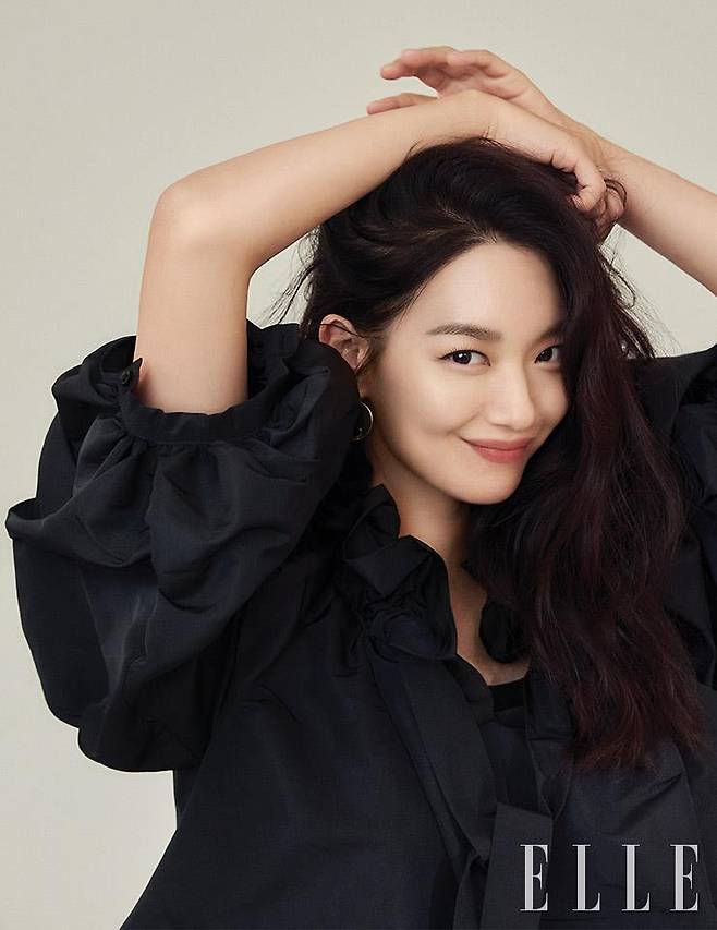 블랙 원피스는 Rochas. 이어링은 Dior.