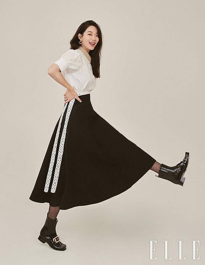 화이트 셔츠와 블랙 스커트, 네크리스, 이어링은 모두 Dior. 슈즈는 Roger Vivier.