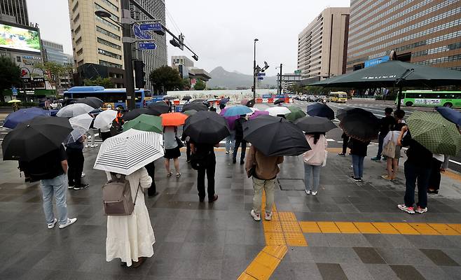 전국적으로 가을 장마가 이어지는 27일 오전 서울 광화문 광장 인근에서 시민들이 우산을 쓴 채 걸어가고 있다. 연합뉴스