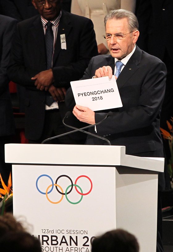 2011년 남아공 더반에서 열린 123차 IOC 총회에서 2018 평창 동계올림픽 개최를 발표하는 고 자크 로게 위원장. [연합뉴스]