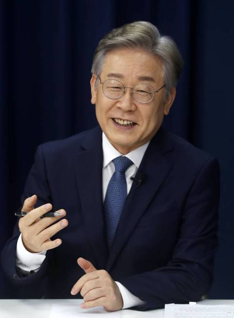 더불어민주당 대선 경선 후보인 이재명 경기도지사가 25일 오후 서울 광진구 구의동 한 스튜디오에서 열린 '초선이 묻고 대선후보가 답하다' 더불어민주당 대선후보 개별초청 비전 토크콘서트에 참석해 발언하고 있다. / 사진제공=뉴시스